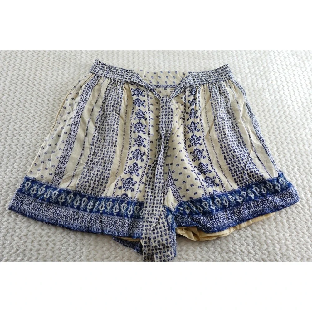 Women's Francesca's Blue Rain Floral Print Short Sz L Soft Lined Loose Belt